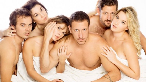 Impacto  - Nico Vázquez, Gimena Accardi, Benjamín Rojas y  Sofía Pachano, desnudos en la cama