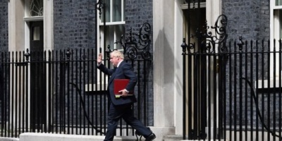 Johnson se aferra a su cargo tras la renuncia de dos ministros y 40 funcionarios