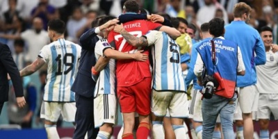 Con Dibu Martínez como héroe, Argentina venció por penales a los Países Bajos y jugará la semifinal con Croacia