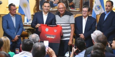 Valdés entregó indumentaria a clubes de la Liga Correntina y resaltó el rol de los dirigentes deportivos