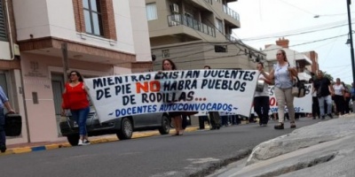 El reclamo salarial en Corrientes: protestan docentes y policías autoconvoncados en el puente interprovincial