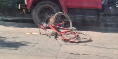 Tragedia en Corrientes: Una nena cayó de una bicicleta y fue arrollada por un camión