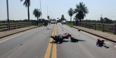 Accidente en el puente Chaco-Corrientes: un policía chocó contra un camión y murió