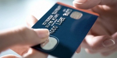 Las operaciones con tarjetas de crédito aumentaron 7,8% en pesos y 30,2% en dólares